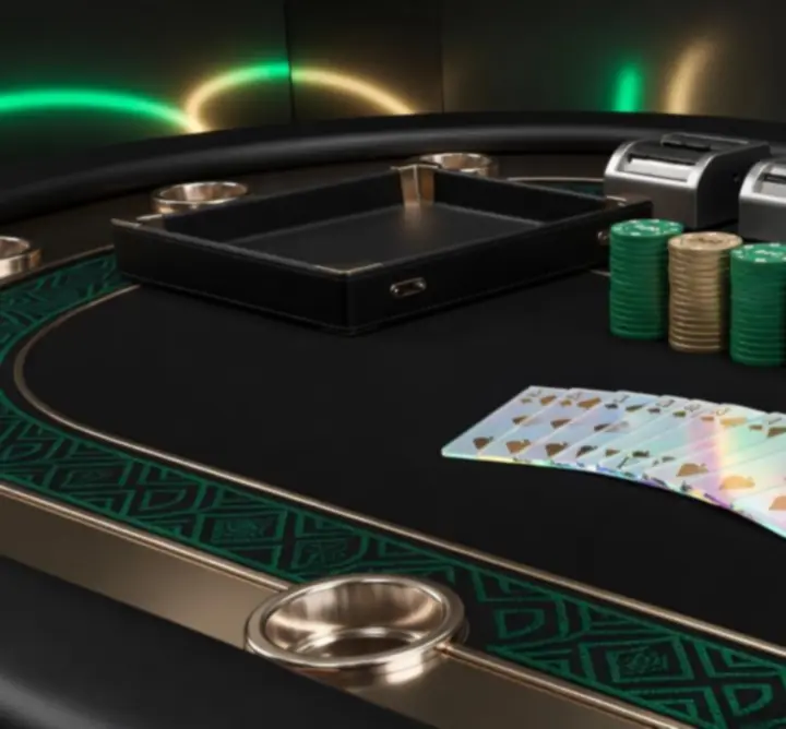 Profesjonalny stół pokerowy z żetonami i kartami