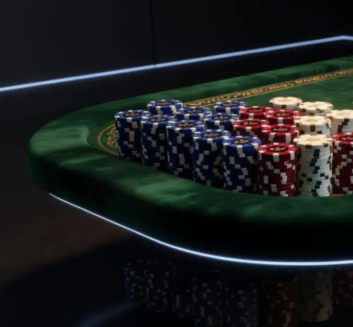 Profesjonalny stół pokerowy przygotowany na ekskluzywny event